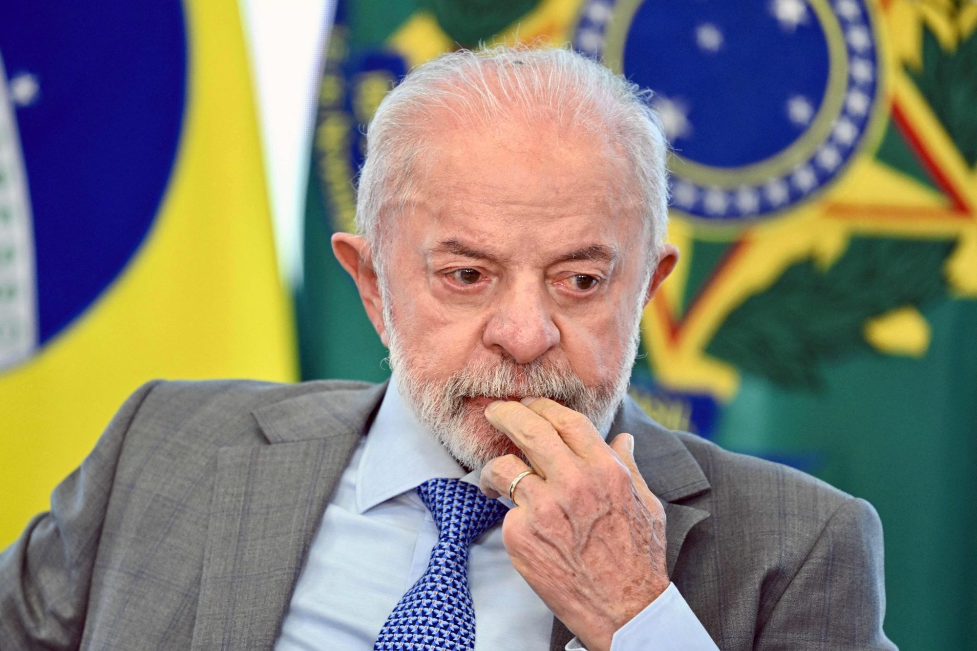 Lula observa durante la promulgación de una ley que establece un Día Nacional de Conmemoración de las Víctimas de la COVID-19, en Brasilia, el 11 de mayo de 2026