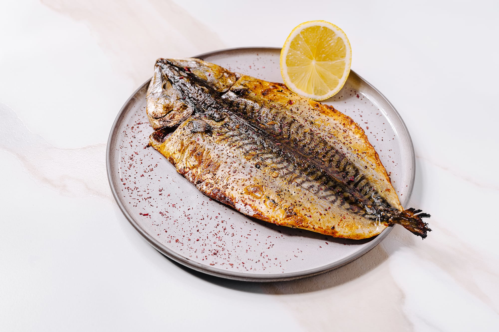 Ni atún ni merluza: el pescado rico en proteínas que ayuda a equilibrar el colesterol y la salud cerebral