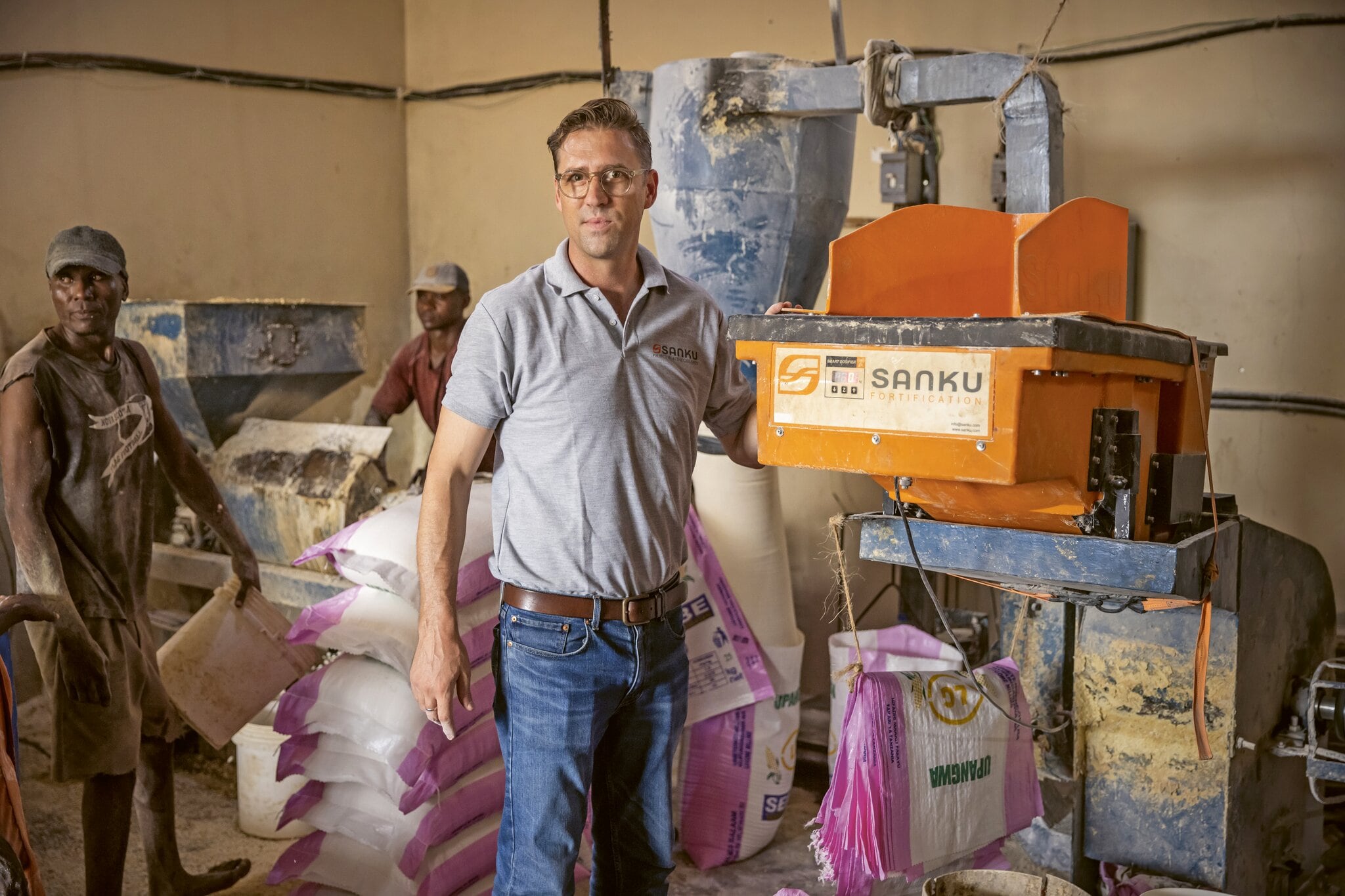 La historia del hombre que creó una máquina que salva millones de vidas en África