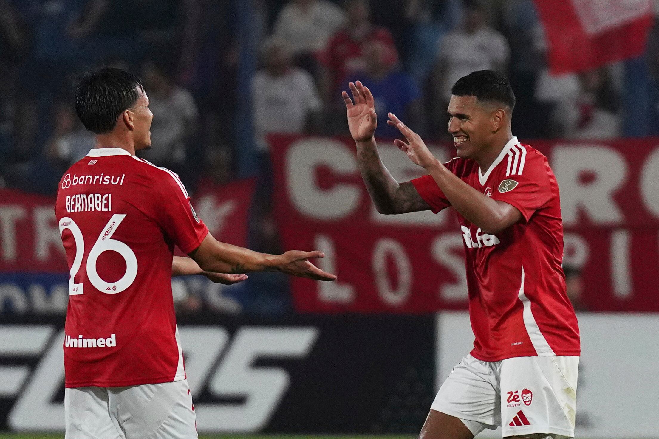 Química granate: Inter de Porto Alegre tiene de lateral derecho a Braian Aguirre y por la izquierda a Alexandro Bernabei.