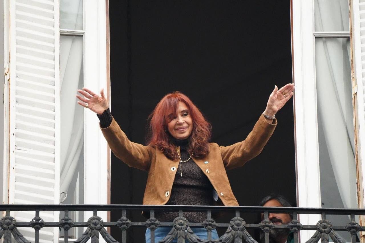 El PJ hizo actos divididos por el Día de la Lealtad y hubo una masiva movilización a San José 1111 por Cristina Kirchner