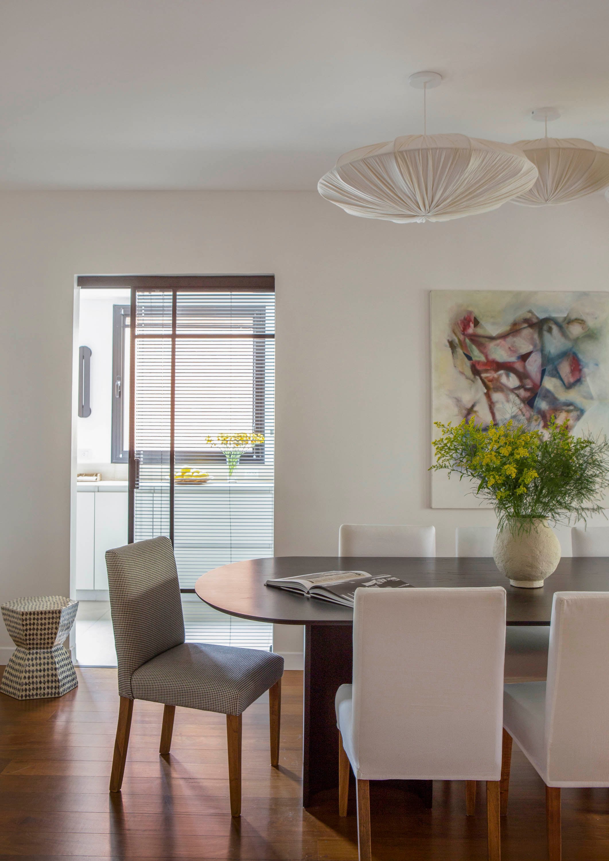 Mesa de comedor (Landmark). Sillas con fundas de tussor (Estudio MMC). En la cabecera, silla tapizada en cuadrillé (De Levie)