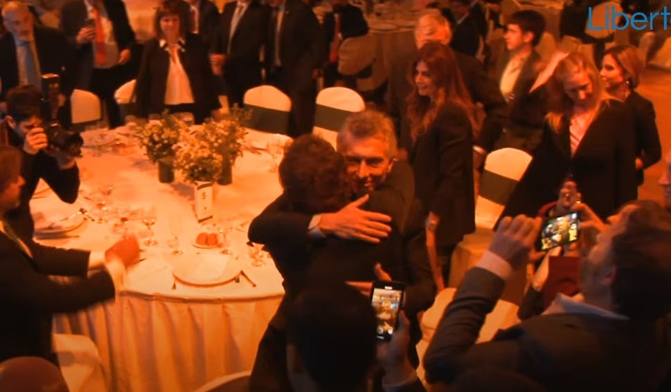 Javier Milei y Mauricio Macri se abrazaron tras el discurso del presidente en la Fundación Libertad