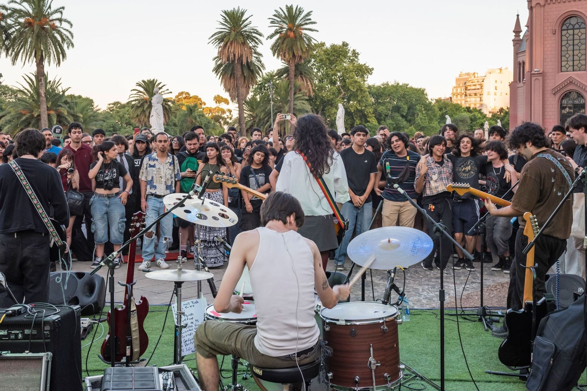 Este fin de semana se presenta Riel, un dúo que mezcla indie rock, shoegaze, garage y post-punk