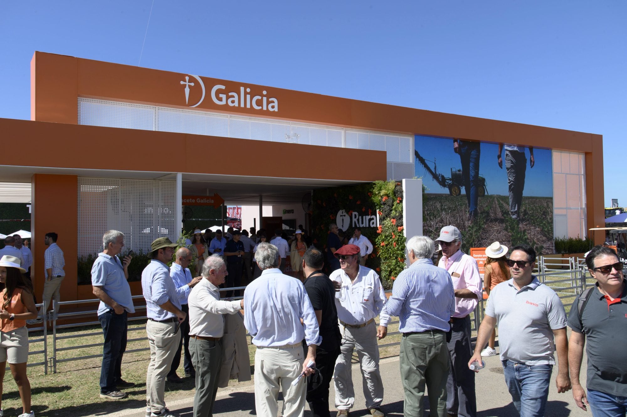 Expoagro: de los préstamos en dólares con tasa 0% para maquinaria a servicios que atraen a los productores 5 Los productores visitan los stands de los bancos
