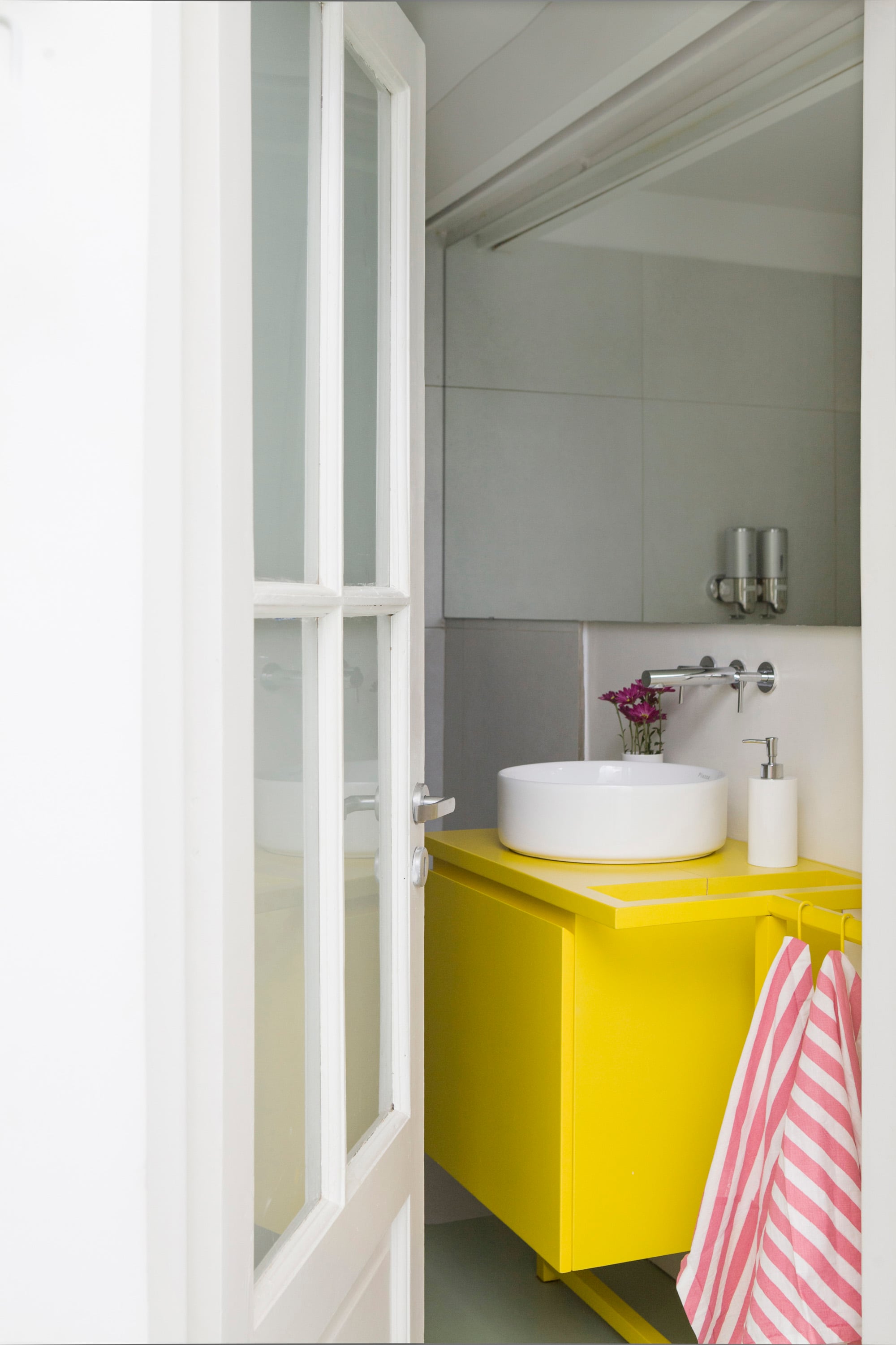 En el toilette, Estudio Trama diseñó un mueble en el mismo amarillo que usaron en otros ambientes de la casa.