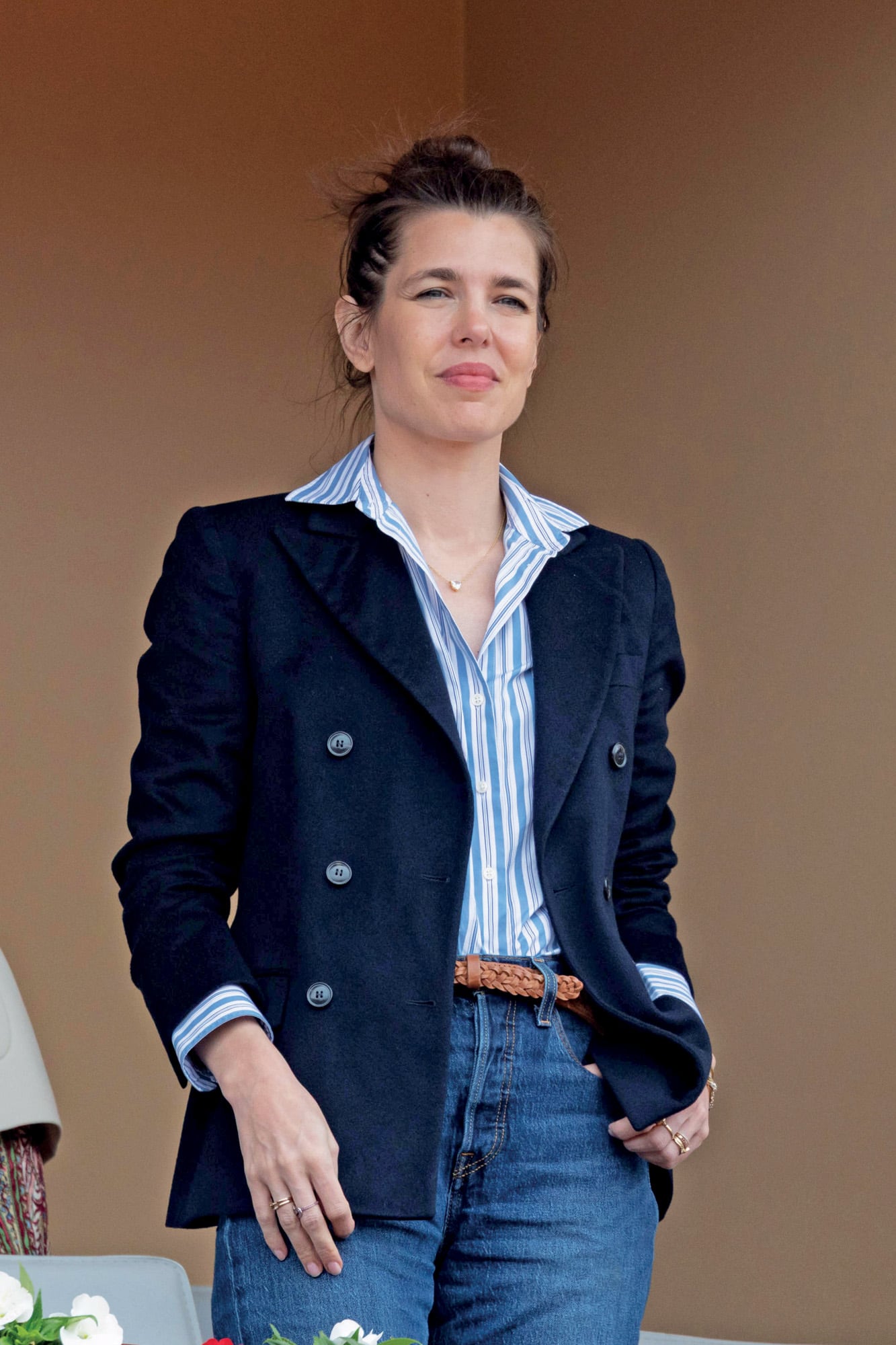 Charlotte Casiraghi eligió un jean clásico con camisa rayada y blazer de doble abotonadura. El detalle del cinturón trenzado le sumó easy chic