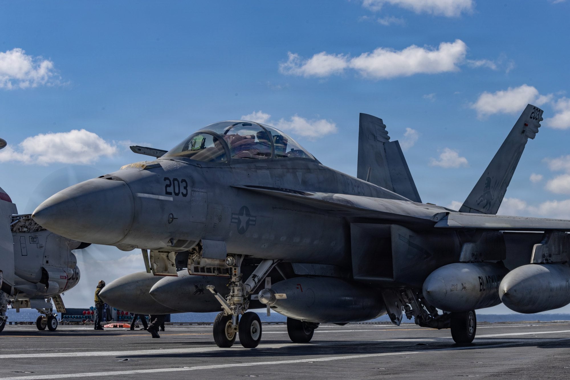Un caza F/A-18 Super Hornet se prepara para despegar desde la cubierta del USS Gerald R. Ford durante operaciones en el Mar Rojo