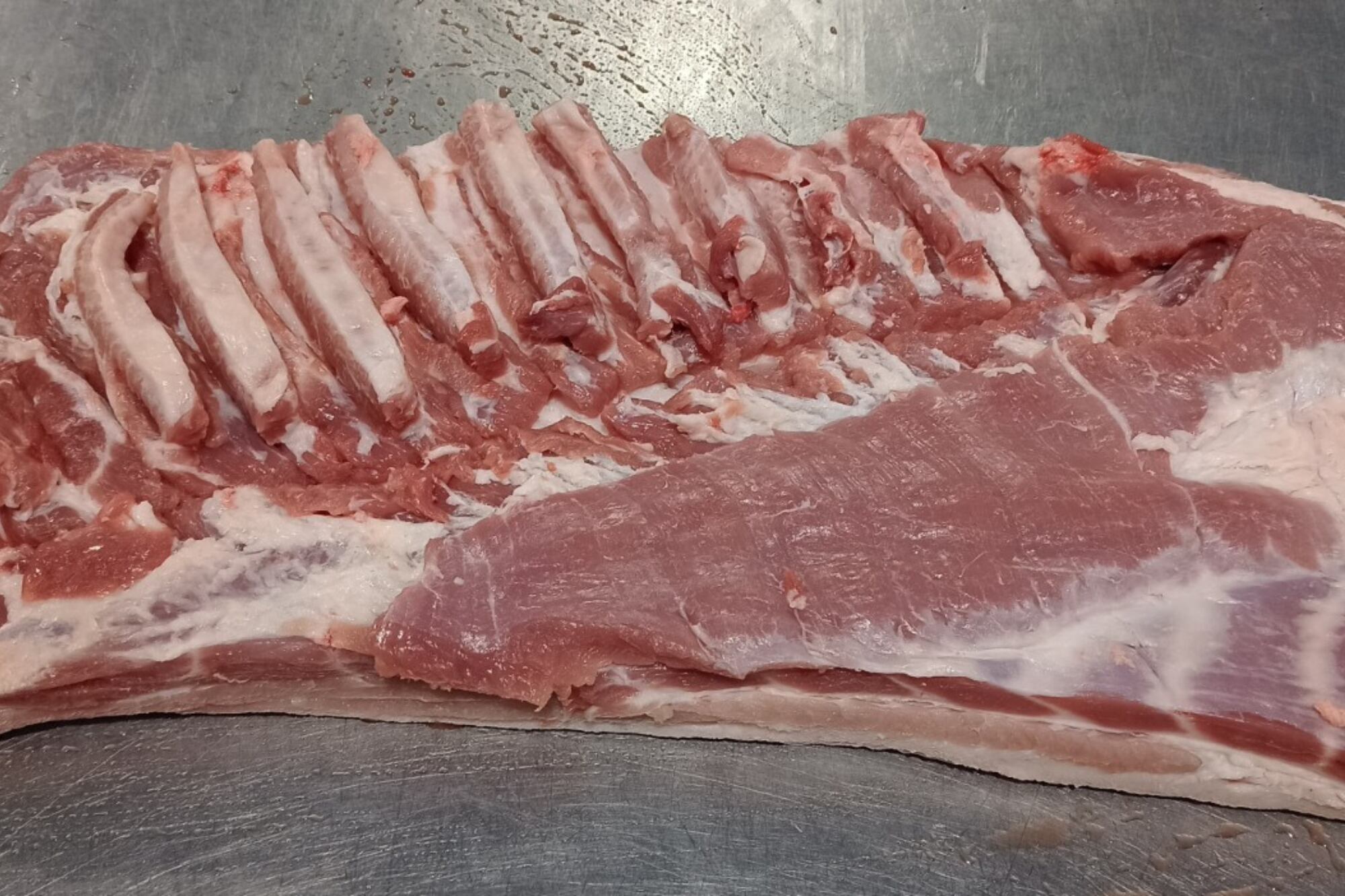 Antes se importaba solo para la industria, pero desde hace un tiempo se le ha dado una ubicación especial a la bondiola directo al consumidor y en estos últimos meses se sumó el pechito y el carré