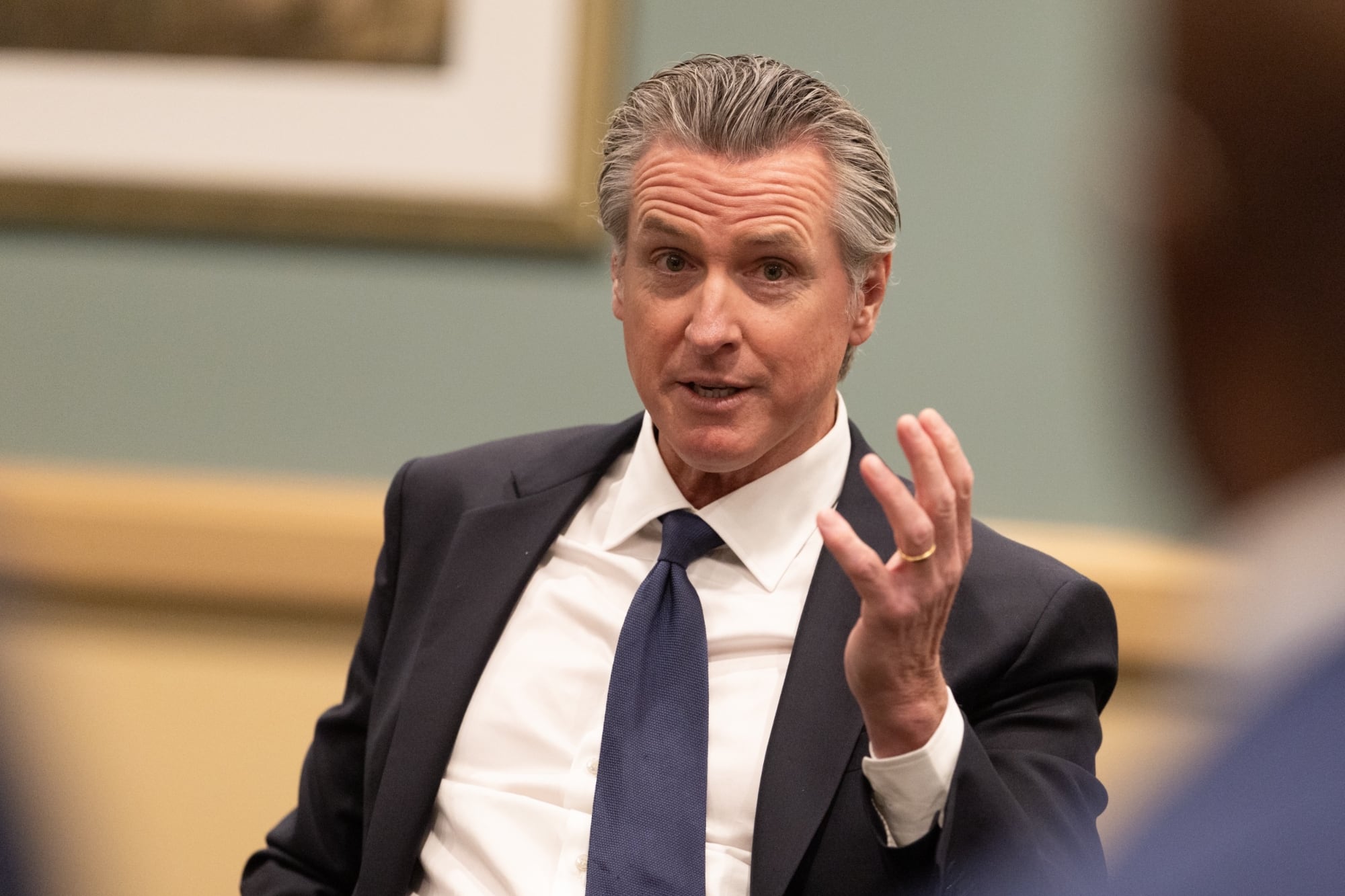 Gavin Newsom sostuvo que el trabajo presencial ayudará a recuperar la