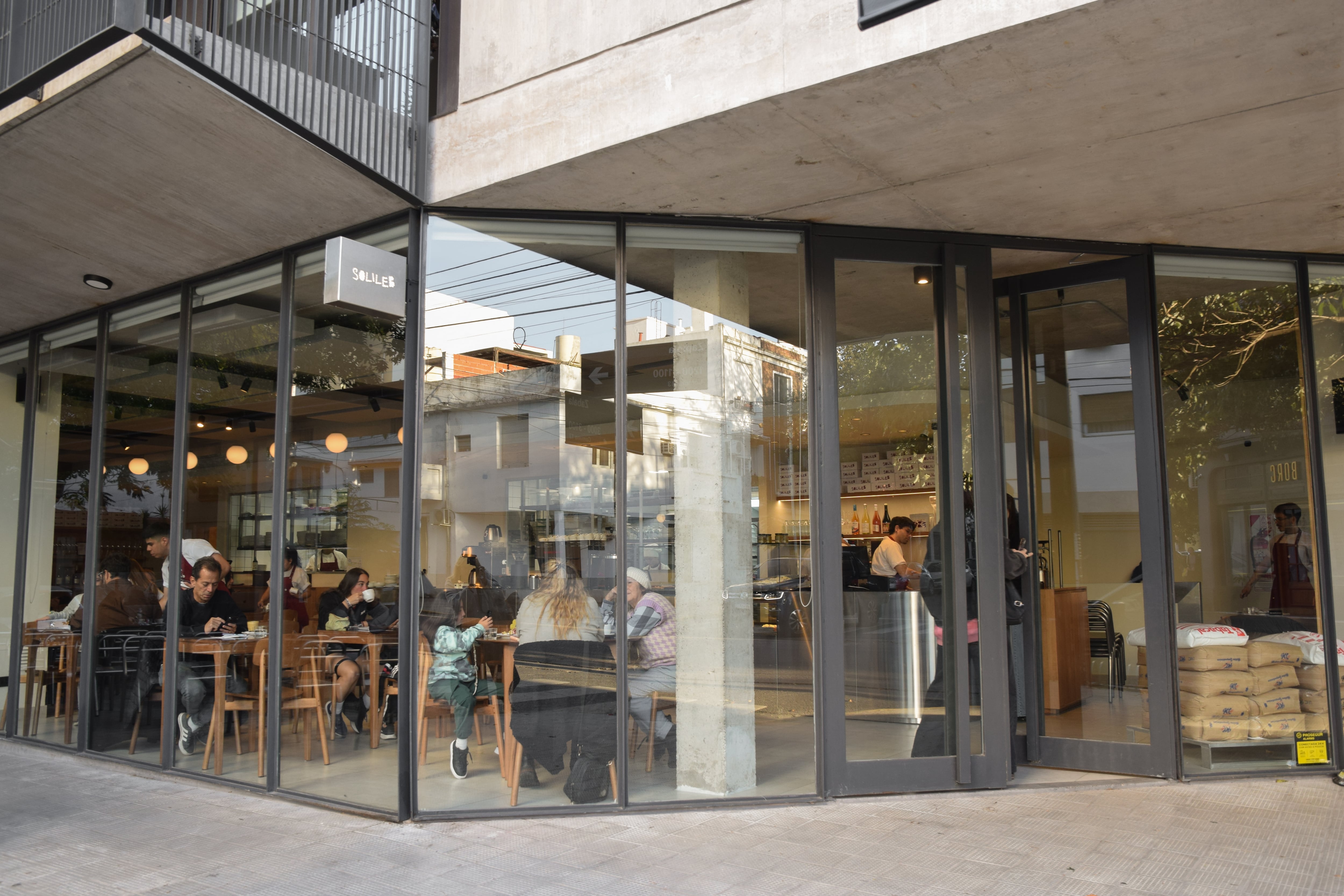 El local con amplios ventanales, arquitectura moderna y luz natural se destaca en la esquina de Zapiola y Zabala