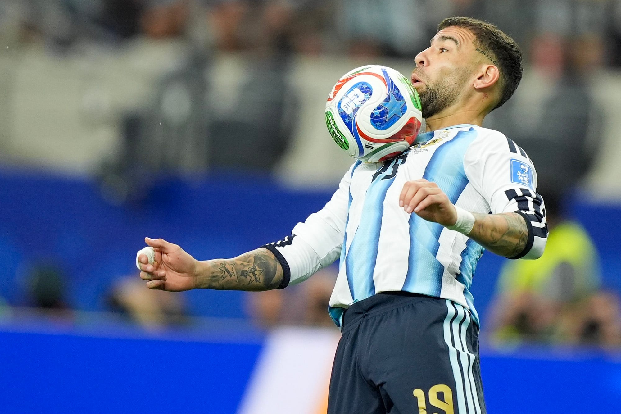 El defensor Nicolás Otamendi #19, de Argentina, controla la pelota durante el partido del entre Argentina y Austria en el de Dallas, Texas, Estados Unidos, el 22 de junio de 2026.