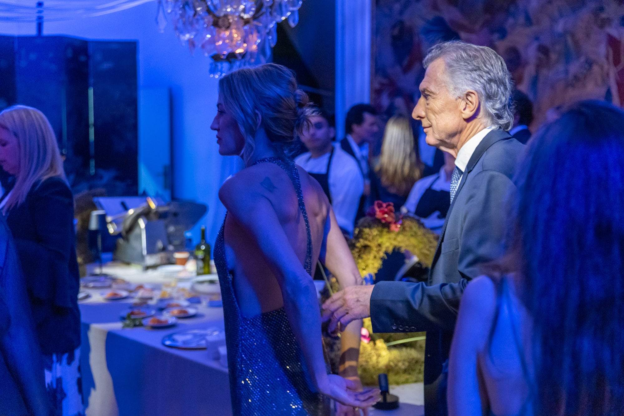 Mauricio Macri y Lola se mostraron muy cariñosos durante la velada. En detalle, se ve el sensual vestido que eligió Lola