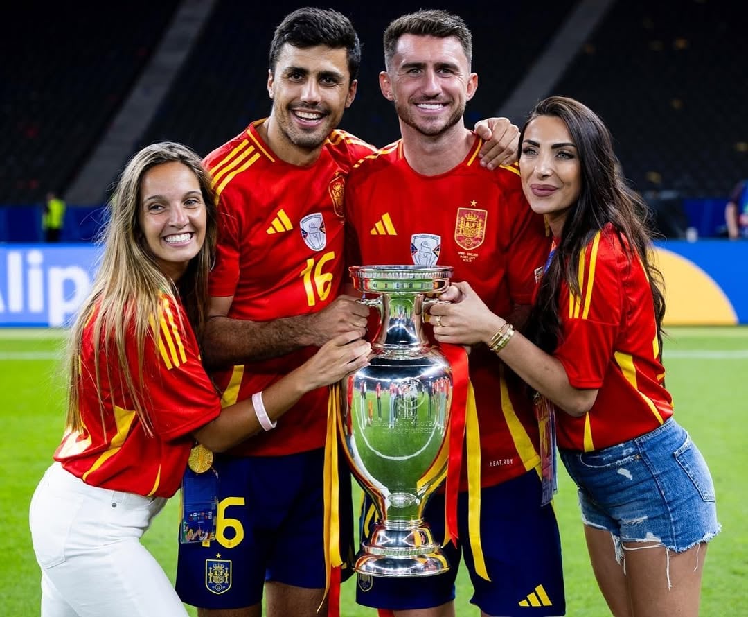 Laura y Rodri junto a Aymeric Laporte y Sara Botello luego de que España ganara la Eurocopa 2024 (Foto: Instagram @sara_botello)