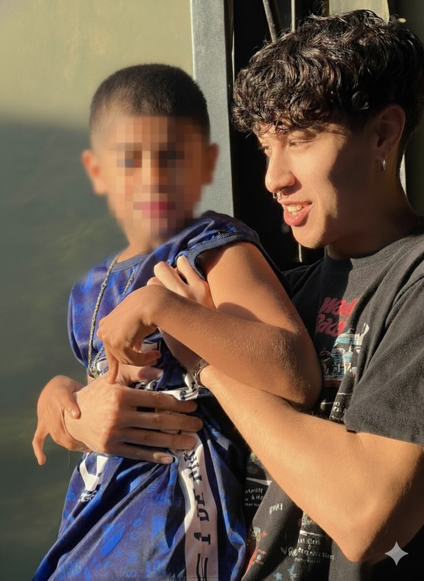 Daniel Medina junto a su hermano menor