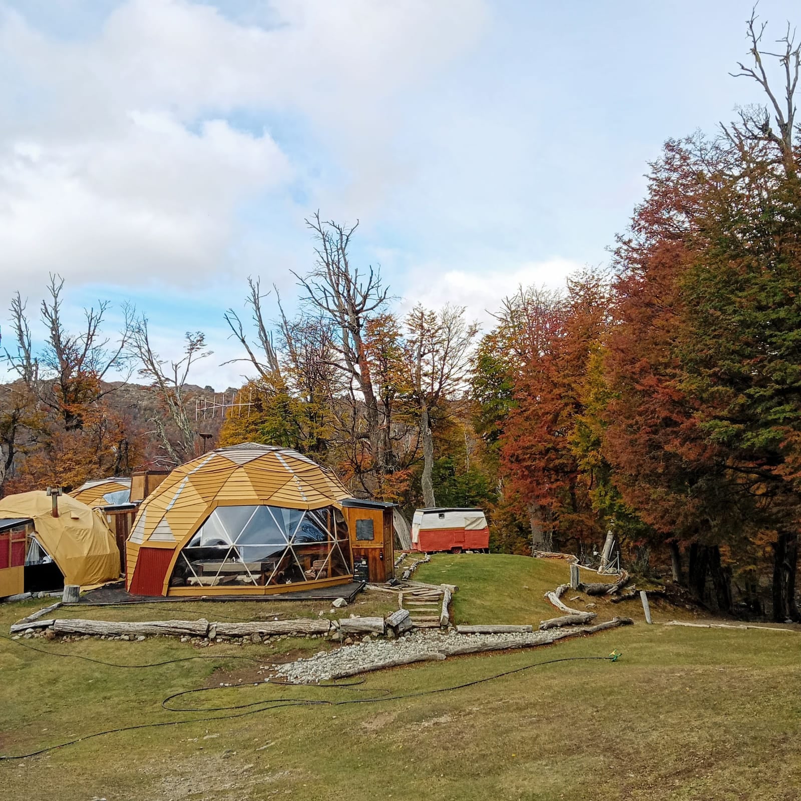A 20 km de Bariloche, el refugio Neumeyer consta de un domo o eco-dormi