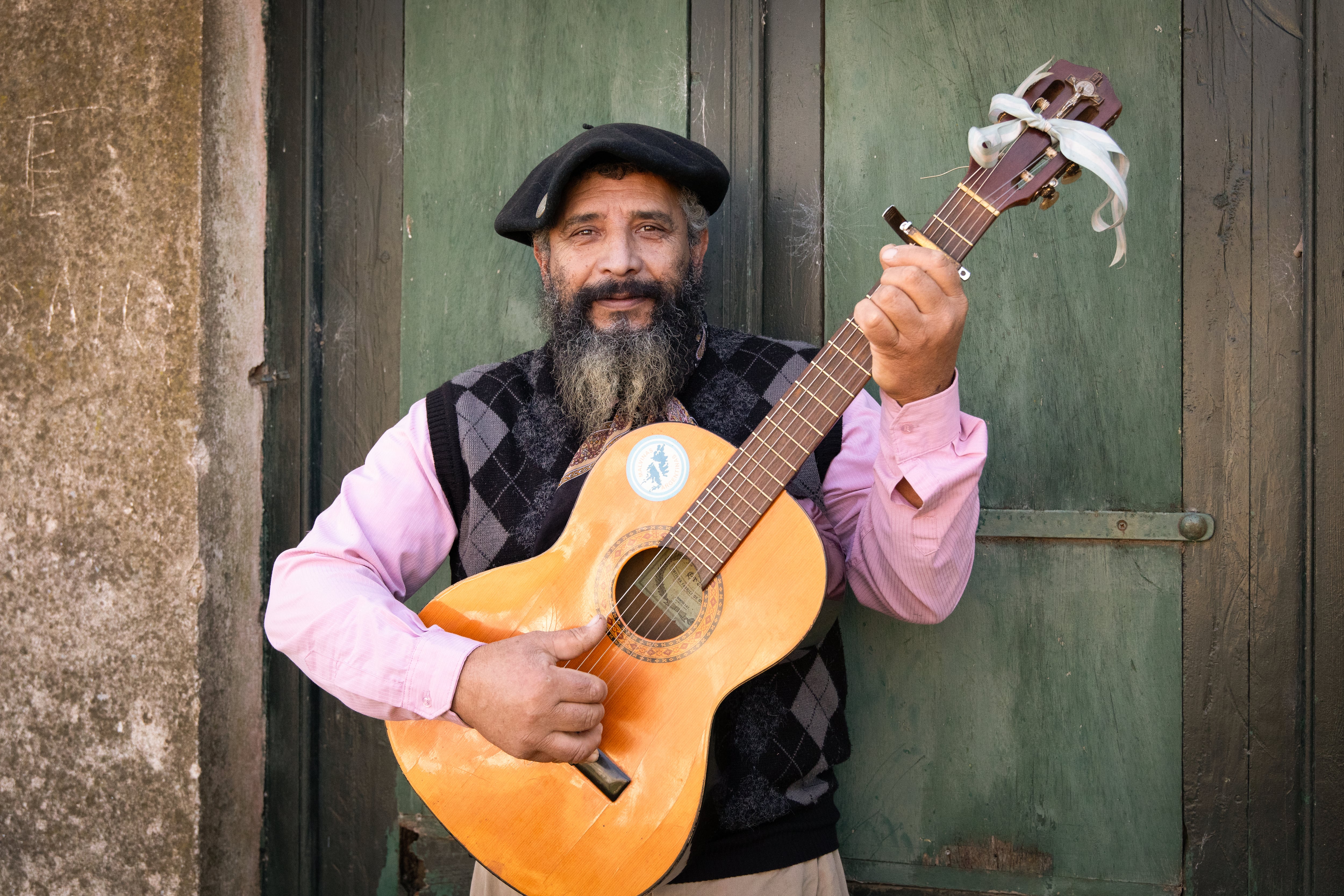 A una hora de la ciudad, el pueblo que fue cuna de un deporte criollo y es ideal para una escapada 24 Norberto, voz y guitarra en la pulpería 
La Tacuara.
