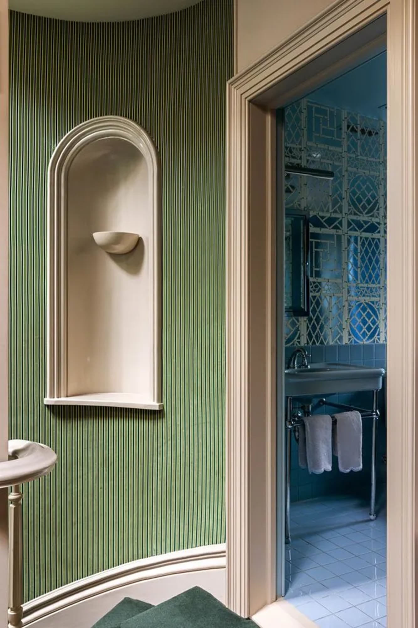 El diseño juega con distintos colores, formas y texturas