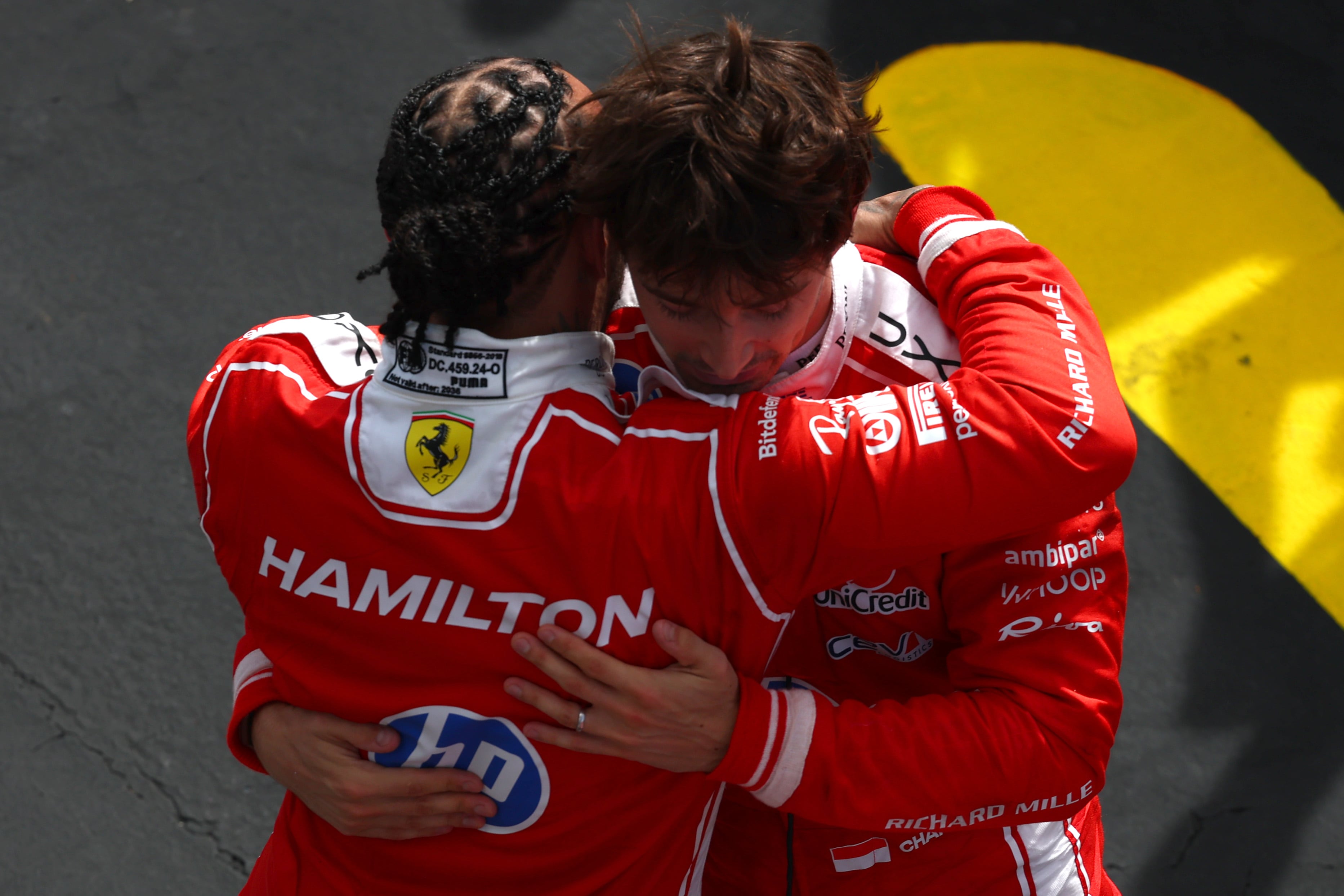 El abrazo y la felicitación de Lewis Hamilton para su compañero Charles Leclerc, ganador del Gran Premio de Gran Bretaña; el monegasco siguió su instinto y retornó a la victoria
