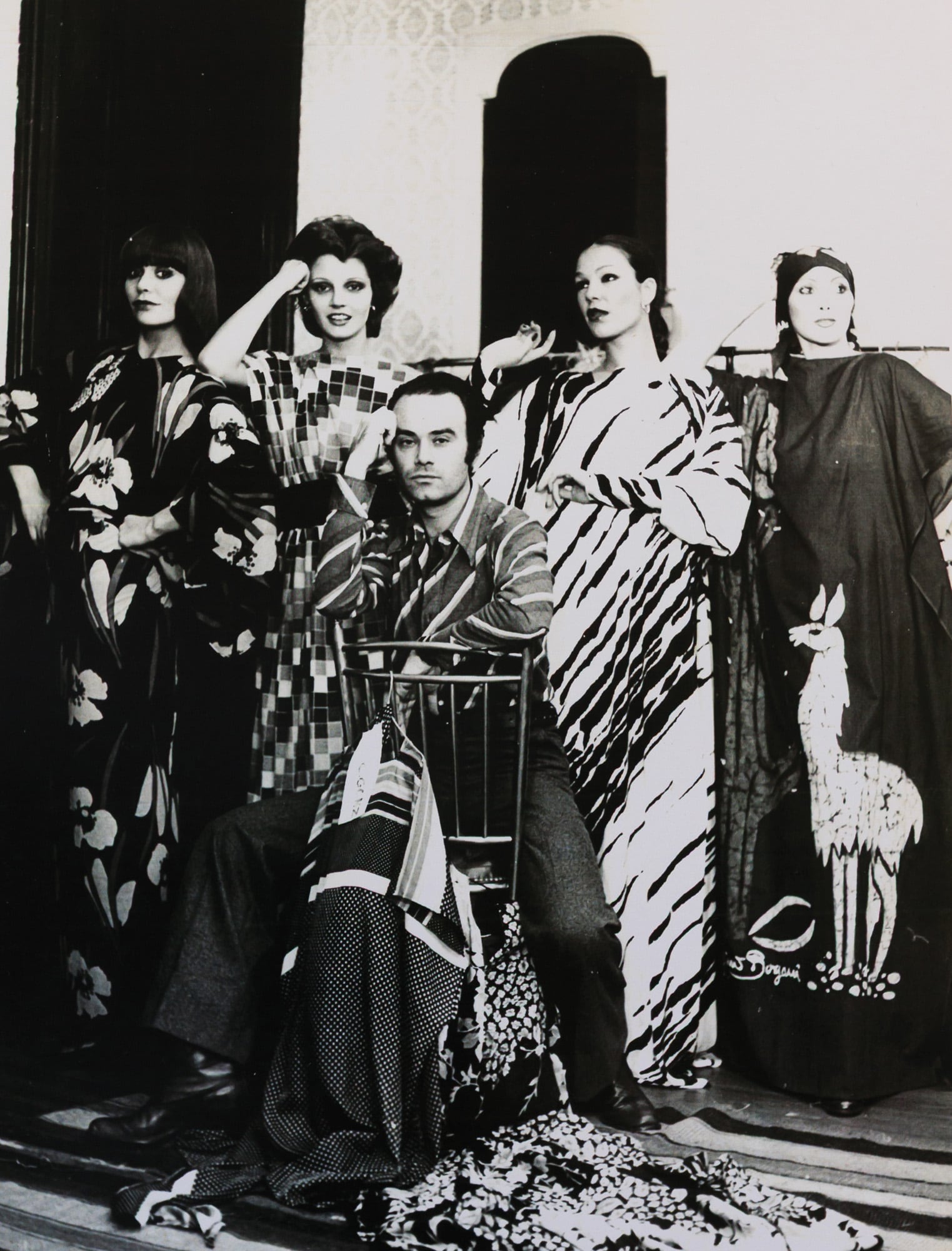 En un desfile de Gino Bogani en Washington, el diseñador y sus musas: Diana Custodio, Teté Coustarot, Mora y Cristina González (de izquierda a derecha)