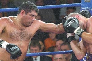 Castro tiró la izquierda y Martillo Béaz atina únicamente a cubrirse; el Roña fue un martirio para el cordobés, que dijo basta en el octavo round