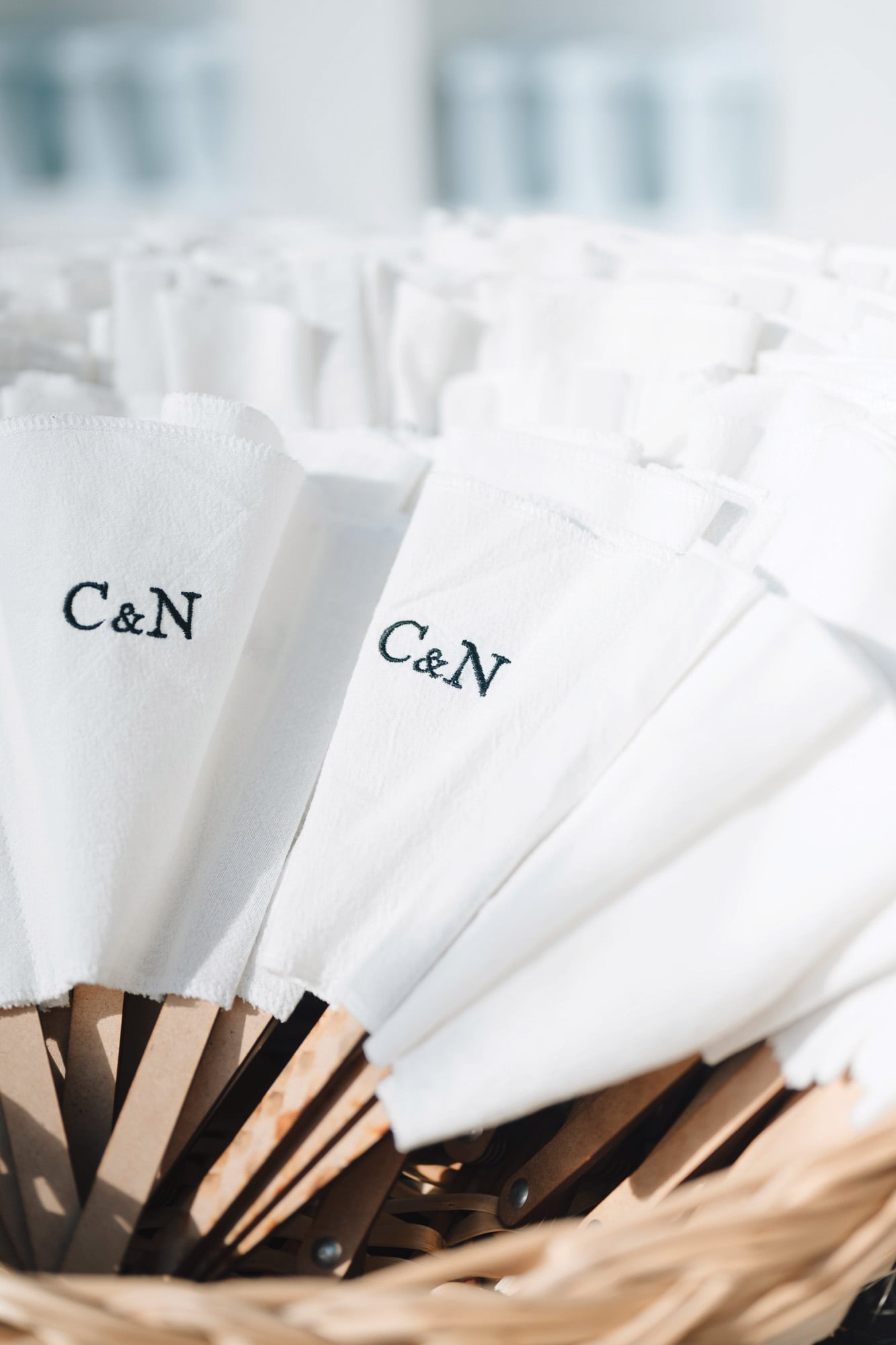 Abanicos con las iniciales, otro de los detalles de la fiesta