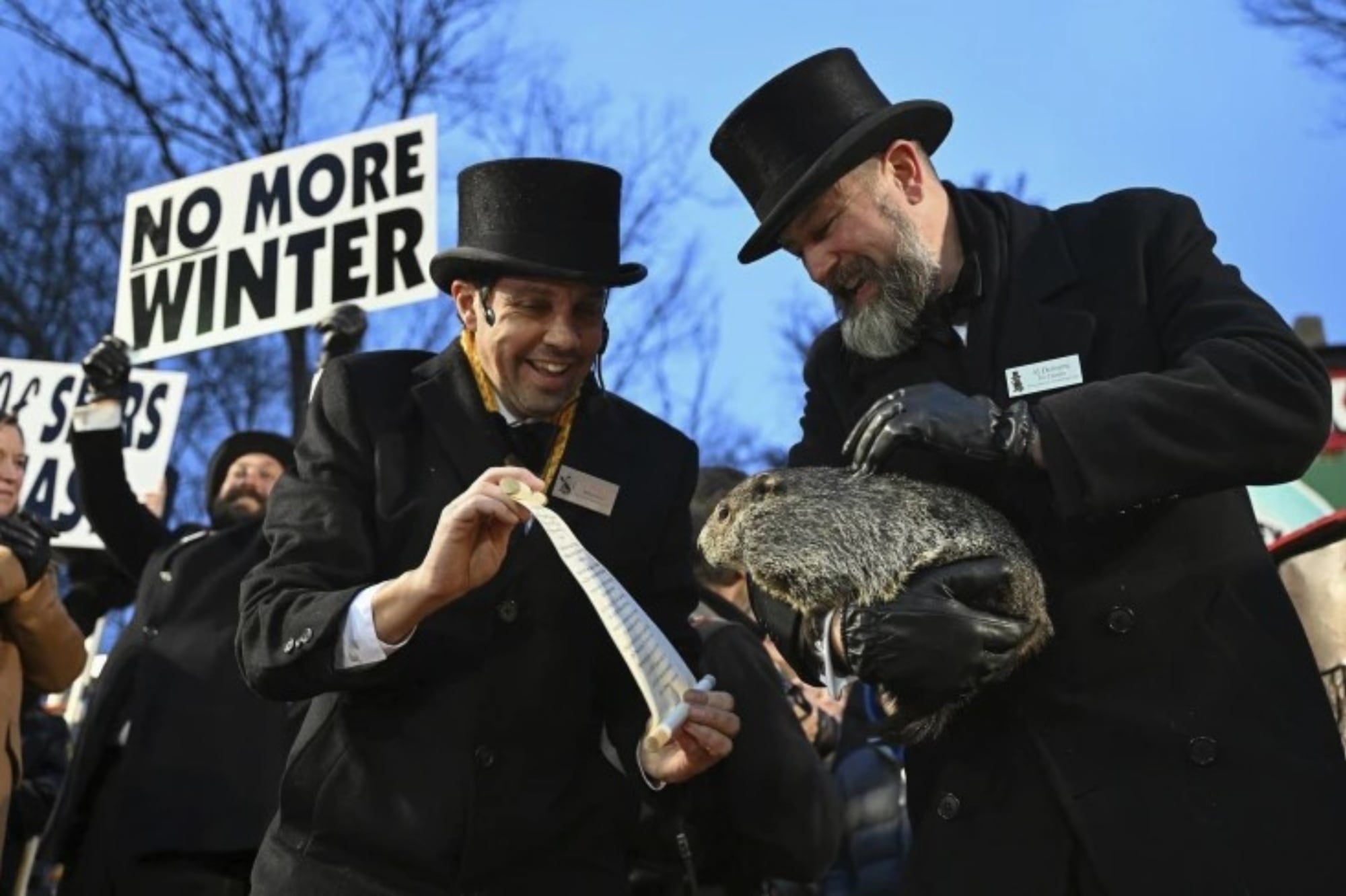 En Punxsutawney, Pensilvania, miles de personas pasan la noche a la intemperie para ver salir de un tronco a Punxsutawney Phil