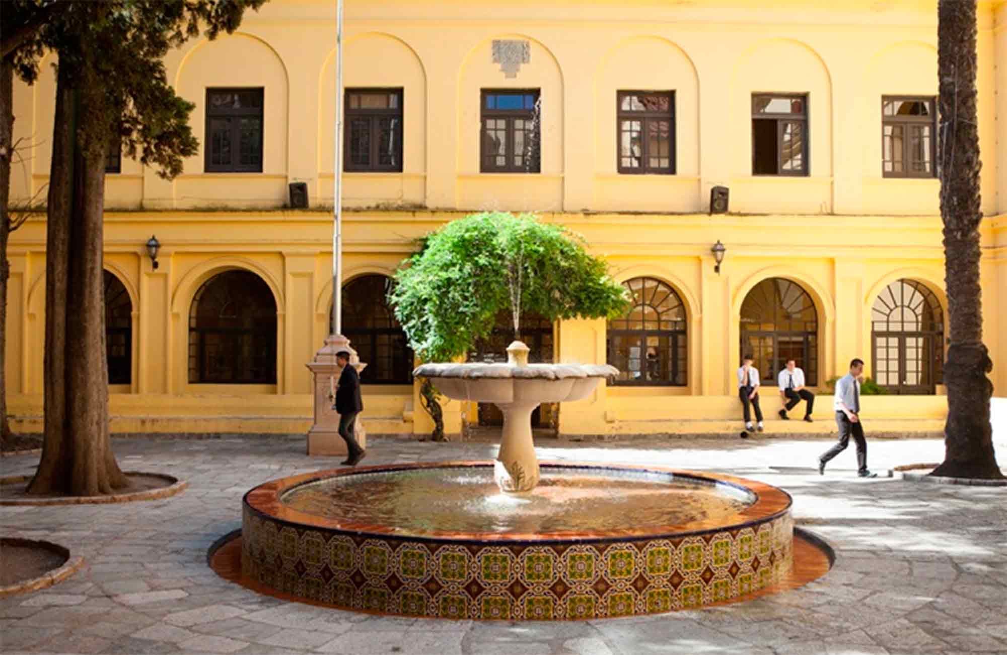 Patio del colegio Monserrat en la ciudad de Córdoba