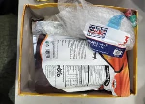 La caja del juego de mesa para niños contenía una bolsa de comida para gatos que en su interior llevaba dos bolsas de droga selladas