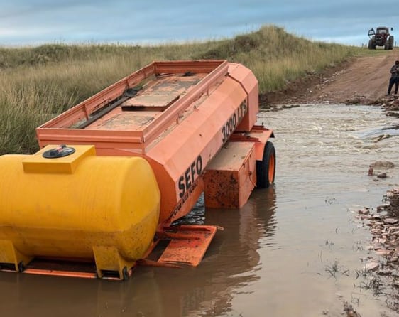 Se colocaron escombros en dos oportunidades, pero el agua volvió a llevárselos: “Eso no funcionó porque el agua se lleva todo y es imposible pasar por ahí”