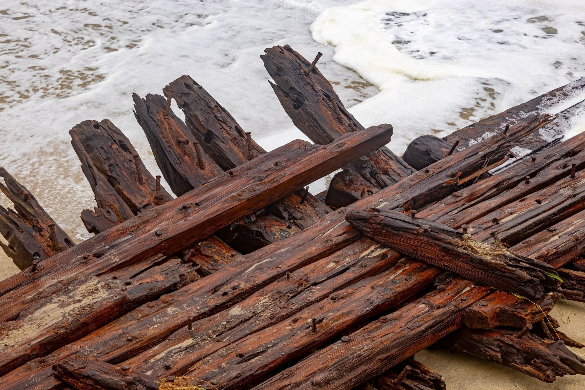 Un residente encontró grandes estructuras de madera tras la erosión provocada por el temporal