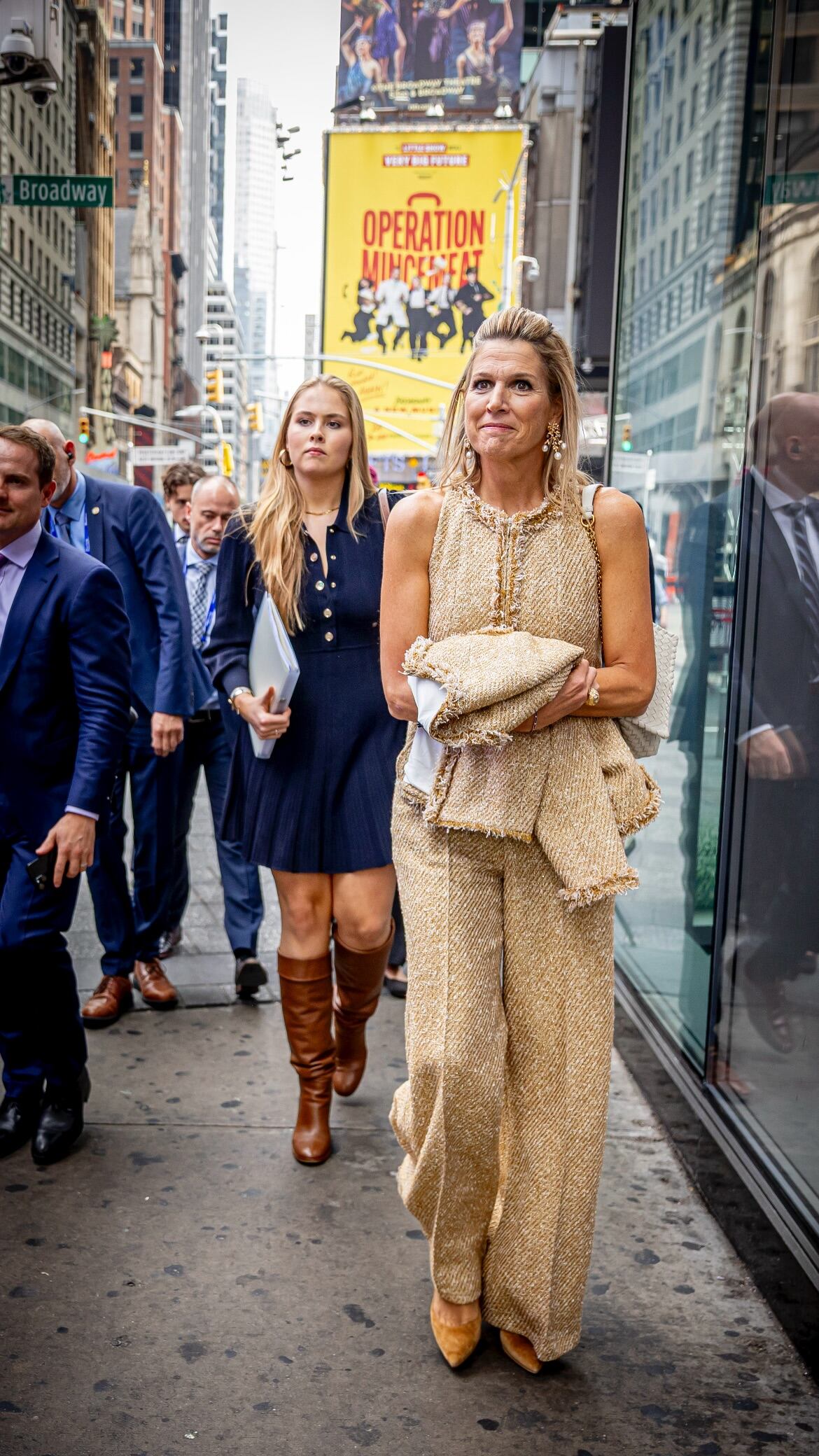 La reina Máxima y su hija, la princesa Amalia de Orange caminaron por Times Square durante su jornada de compromisos con la ONU (Foto: Instagram @patrickvkatwijk)