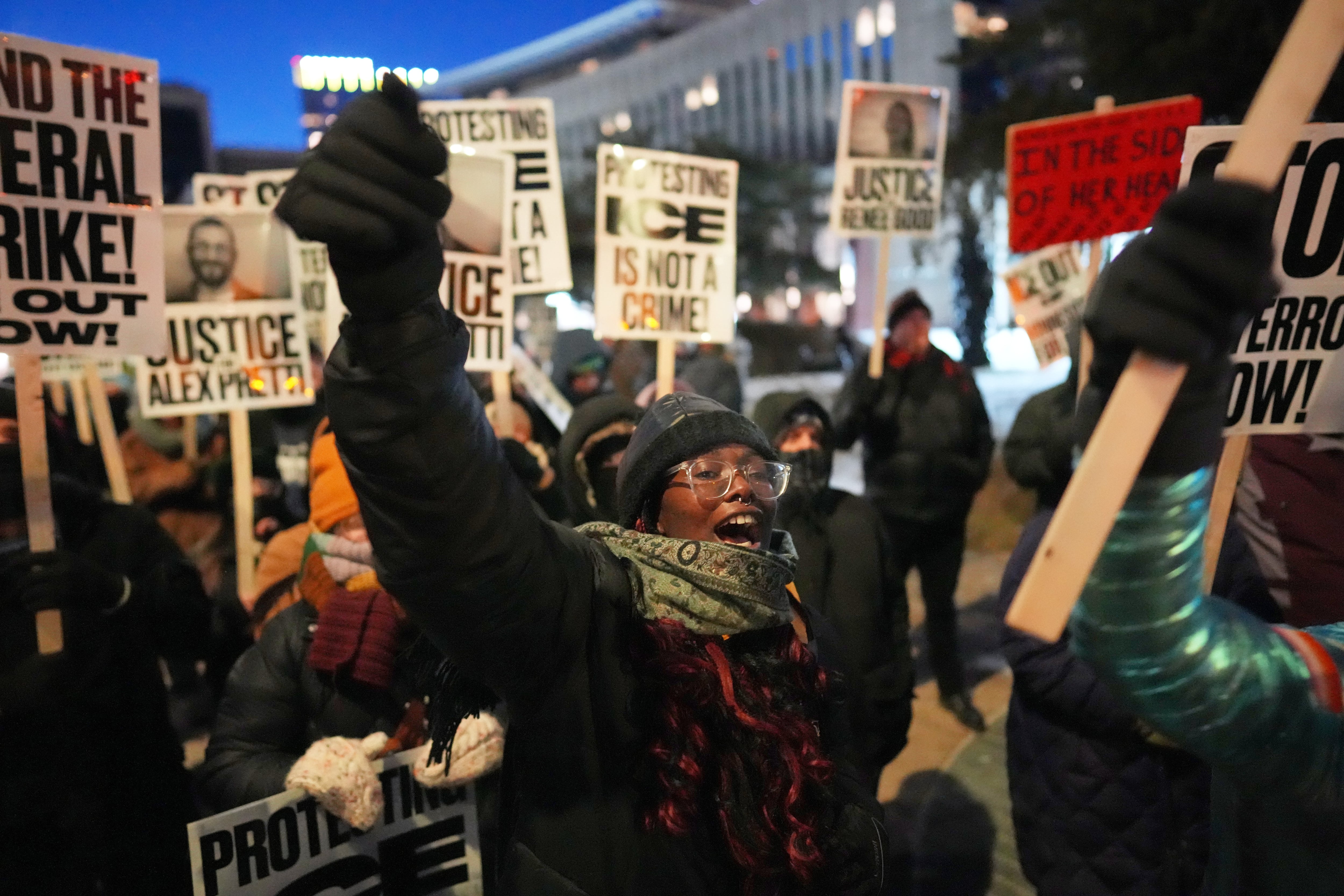 Manifestantes se congregan durante una protesta contra las redadas migratorias, en la Plaza de la Corte Federal el martes 27 de enero de 2026 en Minneapolis, Minnesota. (Foto AP/Adam Gray)