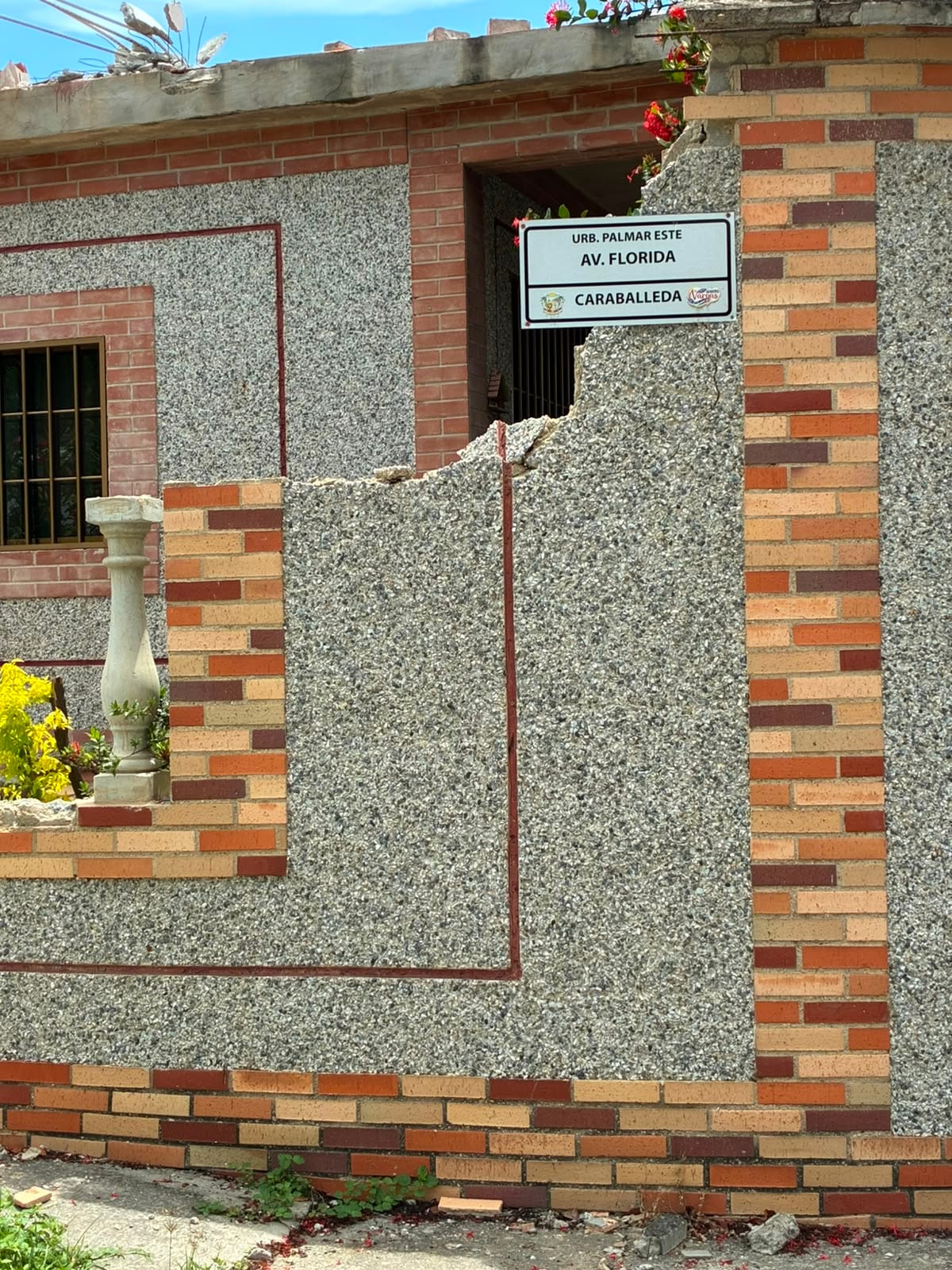 La primera pared del frente de una casa, destruida por los terremotos
