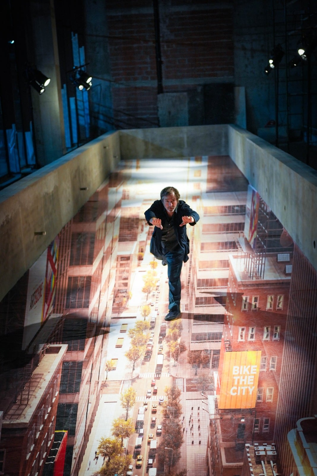 Construyen un edificio “distinto” en Barrio Parque que revolucionará el mercado de proyectos inmobiliarios de lujo 10 Leandro Erlich en la pileta interior del edificio que refleja la imagen de una ciudad