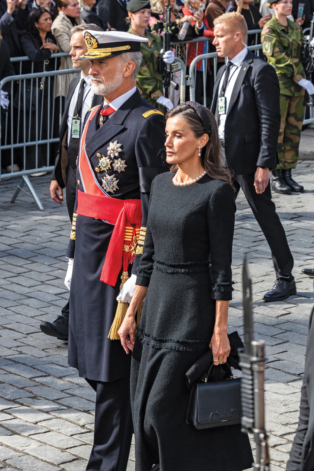 Felipe VI y Letizia de España, que rescató el collar de 37 perlas de Victoria Eugenia. Es de perlas rusas y Alfonso XII lo regaló a su primera mujer, la reina Mercedes, en 1878. En origen llevaba 41 perlas purísimas y pesaba más de dos kilos, y fue realizado en la Rusia imperial