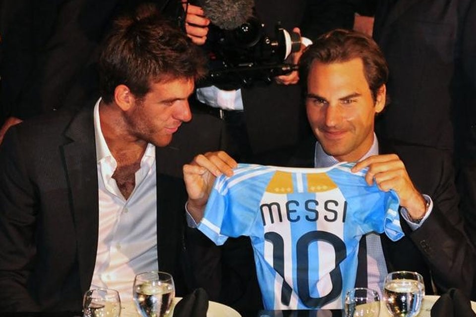Tiempo atrás, Federer posó con la camiseta de Messi