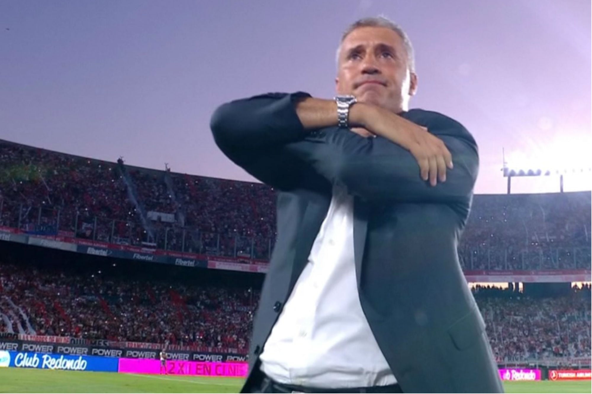 hernán Crespo se emocionó por el recibimiento que le hicieron los hinchas de River en su vuelta al estadio Monumental cuando dirigía a Defensa y Justicia