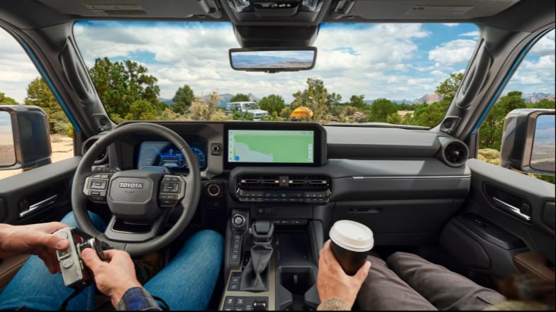 Imagen del interior de la Toyota Land Cruiser (Web/Toyota)