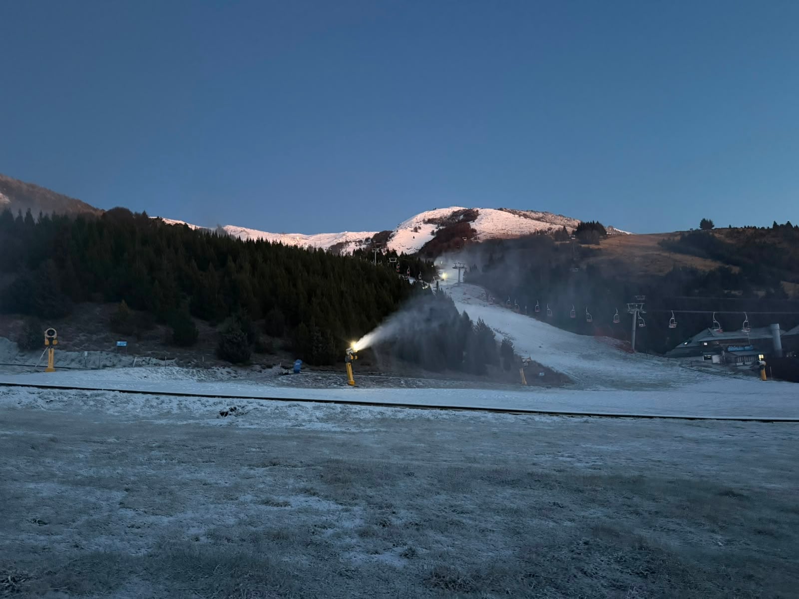 Los cañones llevan varios días fabricando nieve técnica en el cerro Catedral