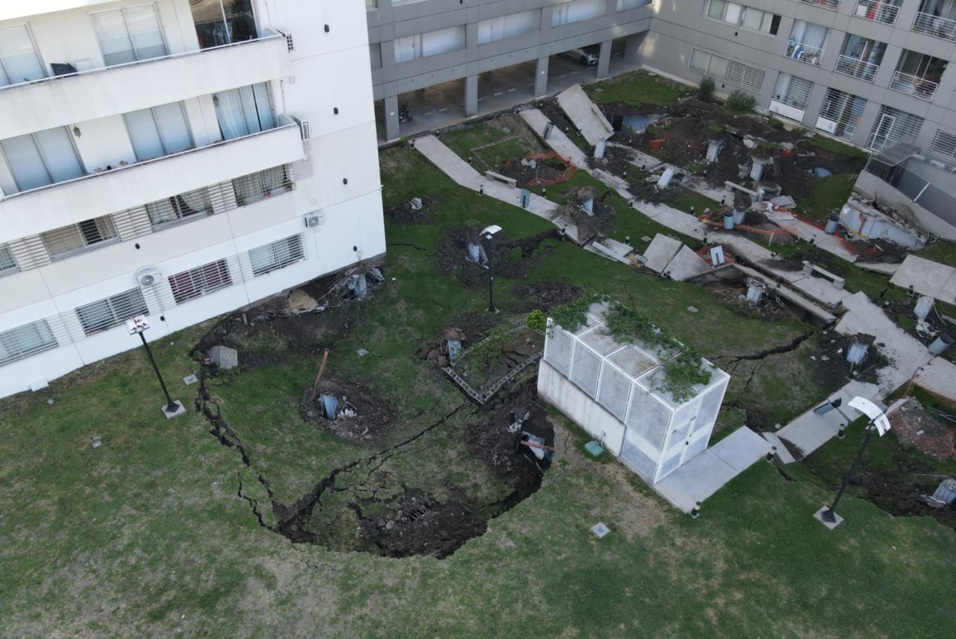 Un arquitecto reveló por qué el pasto fue determinante en el derrumbe de Parque Patricios y deslizó que “pijotearon”