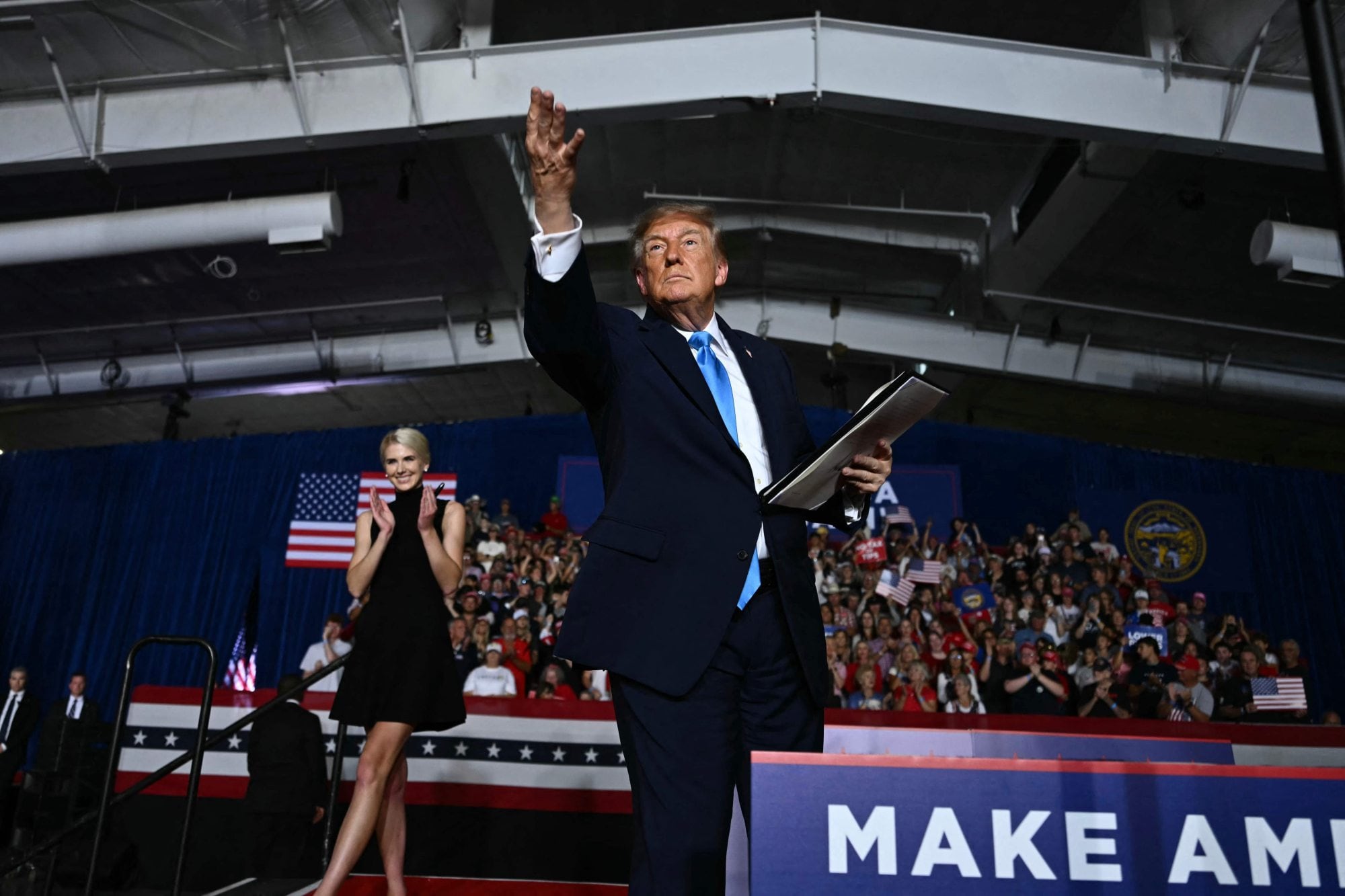 Trump después de firmar una orden ejecutiva durante un acto de campaña en el Pinnacle Bank Expo Center de Grand Island, Nebraska, Estados Unidos