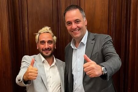 Wally Gómez, director de Paka Paka, con el Secretario de Medios y vocero presidencial Manuel Adorni, el 7 de mayo último