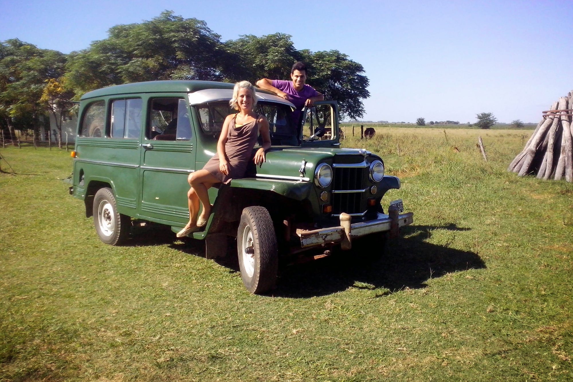 Son argentinos, él era taxista, ella vendía zapatos chinos, se enamoraron y renunciaron a todo para cumplir su sueño