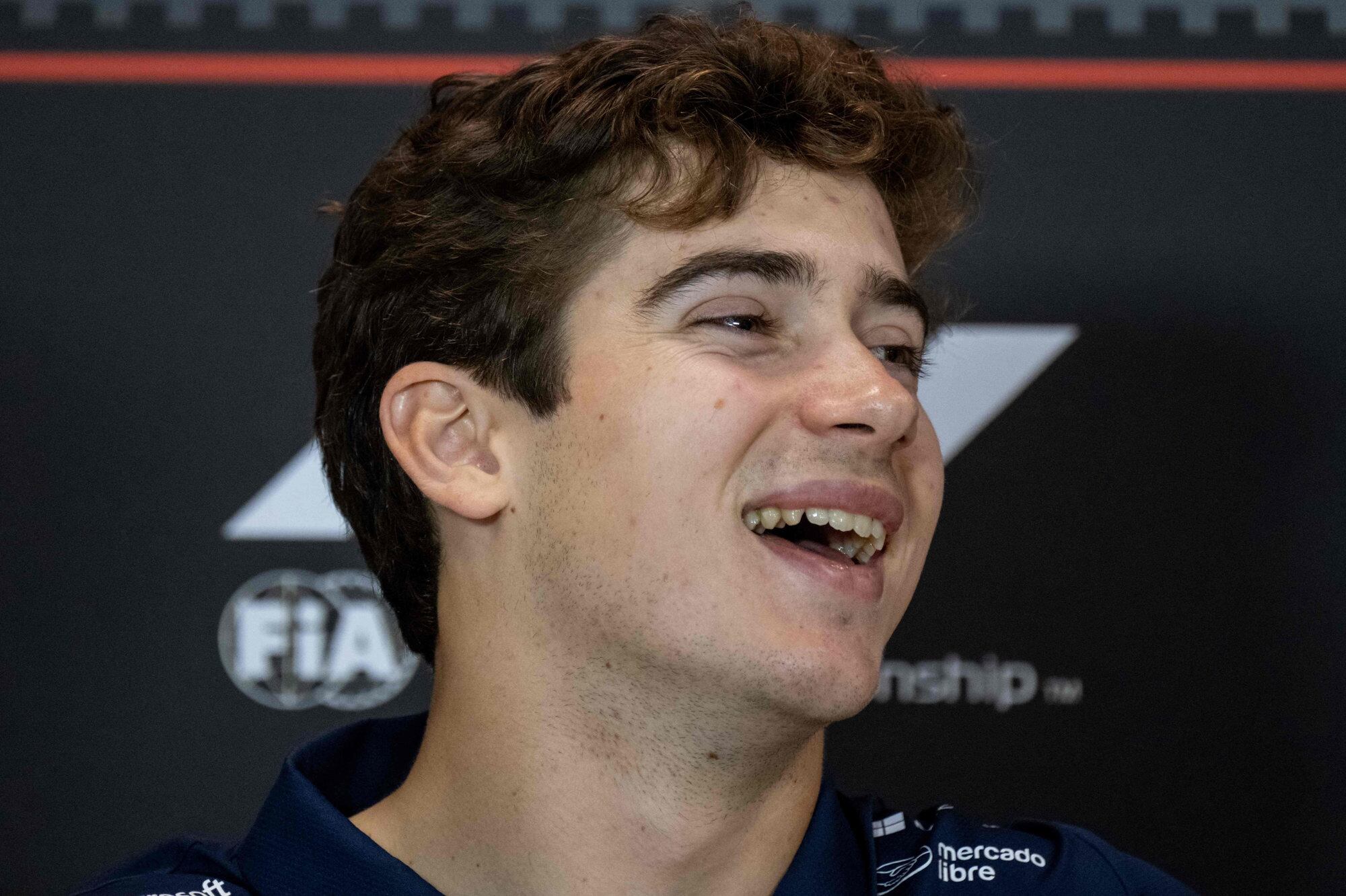 En Imola reaparecieron las sonrisas en un Colapinto piloto titular, tras los rostros más bien adustos de sus últimos grandes premios en Williams, de fines de 2024.