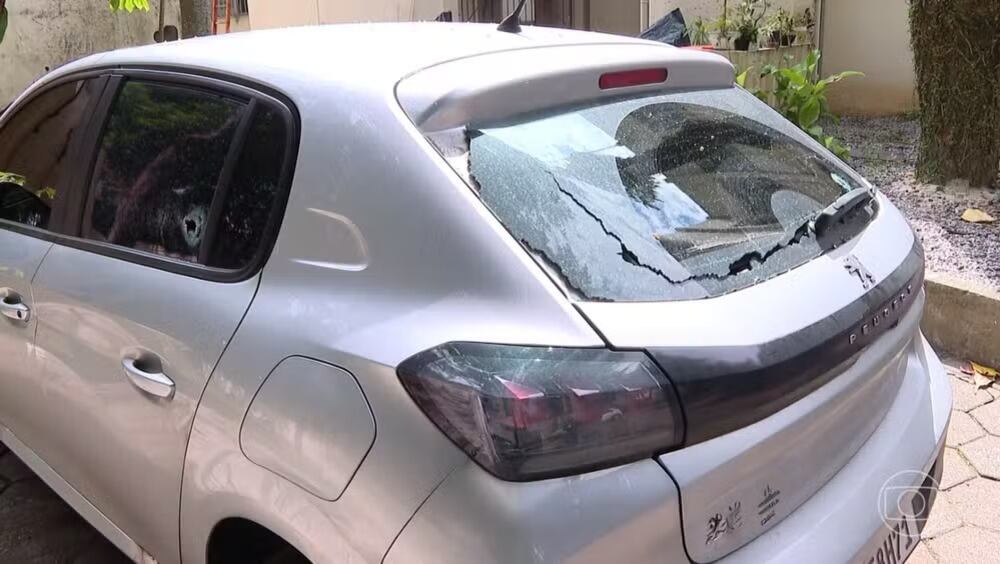 El auto que fue baleado en una favela en Río