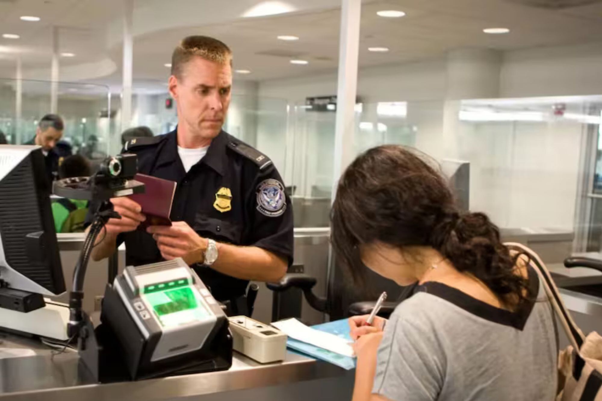 Los viajeros que ingresen o salgan de EE.UU. deben declarar cantidades en efectivo a partir de cierto monto, advirtió CBP