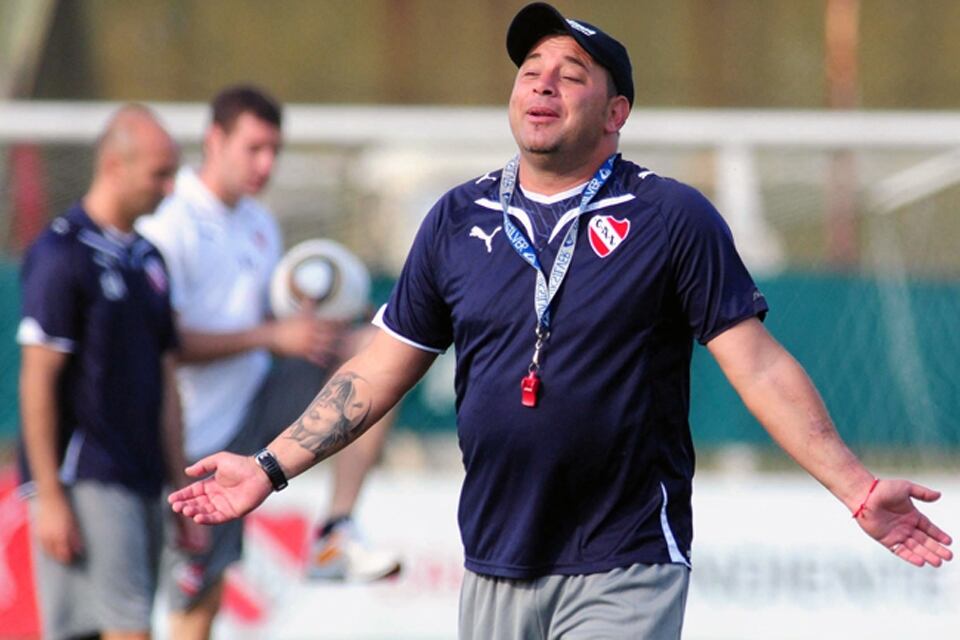 Antonio Mohamed en un entrenamiento como DT de Independiente, en 2010