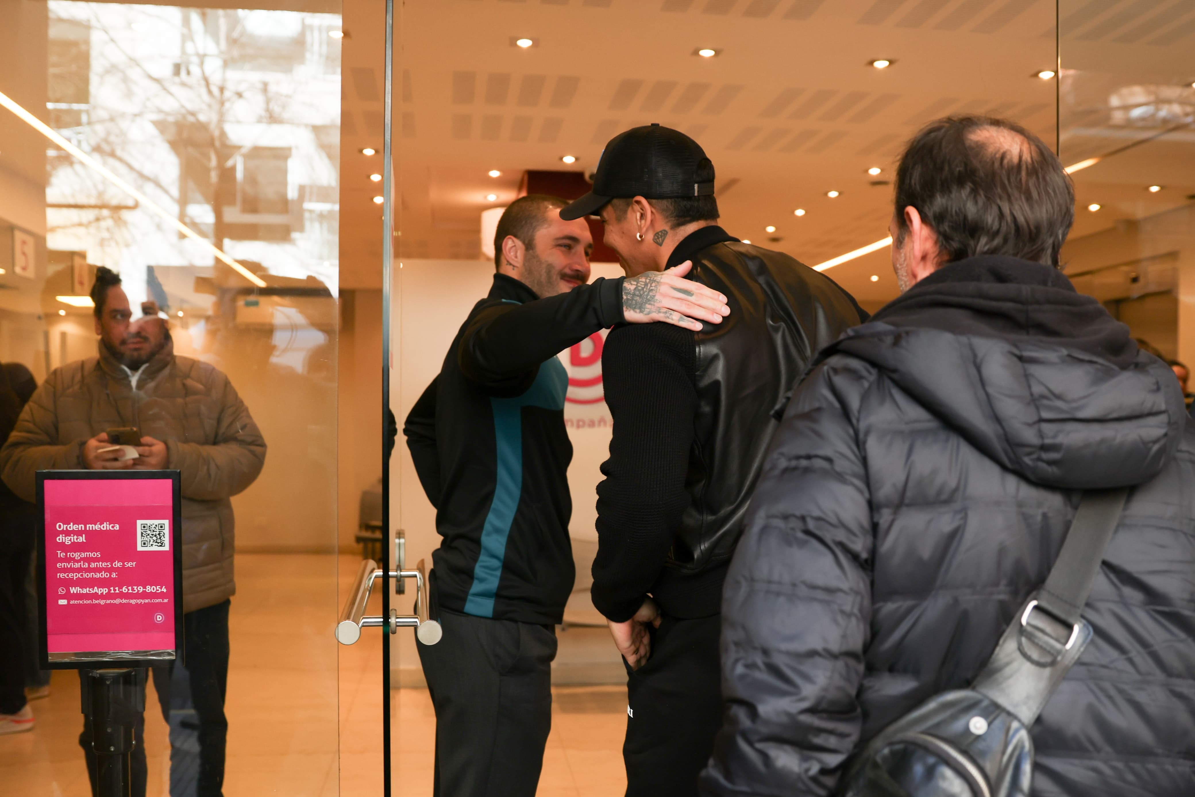 Marcos Rojo llega a la revisión médica para incorporarse a Racing, recibido por Franco Zuculini