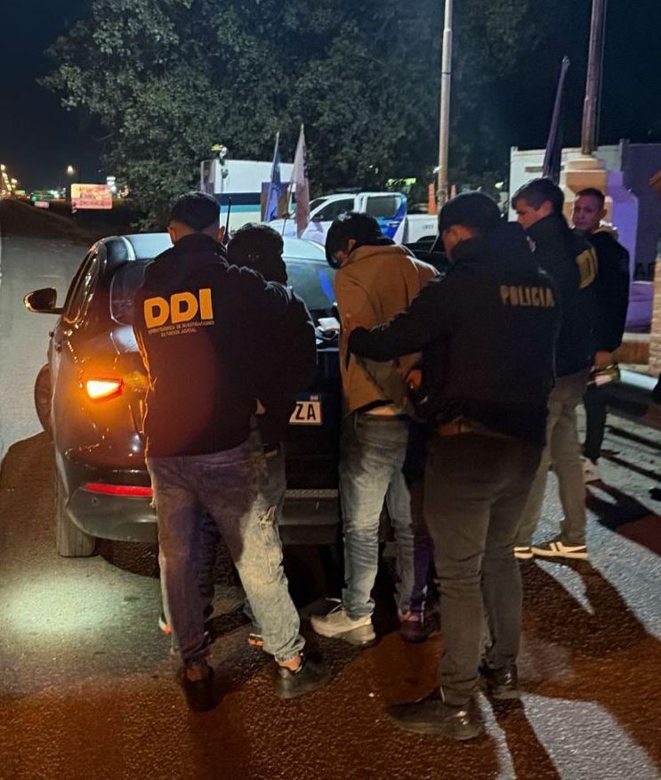 El momento en que dos de los integrantes de la banda son detenidos por la Policía
